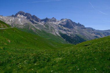 Dağlar ve yeşil alp çayırları Col du Lautaret, Massif des Ecrins, Hautes Alpes, Fransa yakınlarındaki yazlık alanları