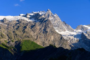 La Grave La Meije Kayak Merkezi, Alpler 'de benzersiz, güneşli yaz mevsiminde Fransa' nın La Meije, Massif des Ecrins, Hautes Alpes tepelerinde tek katlı yamaçlı, serbest, manzaralı.