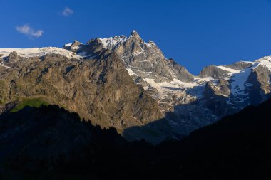 La Grave La Meije Kayak Merkezi, Alpler 'de benzersiz, güneşli yaz mevsiminde Fransa' nın La Meije, Massif des Ecrins, Hautes Alpes tepelerinde tek katlı yamaçlı, serbest, manzaralı.
