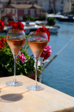 Yaz partisi, Fransız brutunun içilmesi şampanya şampanyası şampanya bardaklarda köpüklü şarap Port Grimaud 'da Saint-Tropez yakınlarında, Fransız Riviera tatili, Var, Fransa