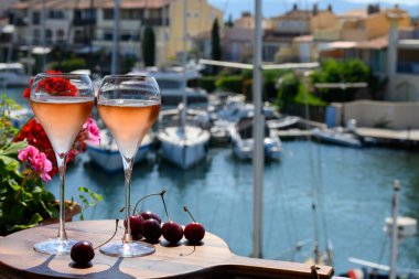 Yaz partisi, Fransız brutunun içilmesi şampanya şampanyası şampanya bardaklarda köpüklü şarap Port Grimaud 'da Saint-Tropez yakınlarında, Fransız Riviera tatili, Var, Fransa