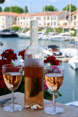Port Grimaud limanında yat limanında soğuk gül Cote de Provence şarabı, Fransa 'nın Provence şehrinde Fransız Rivierası' nda yaz tatili.