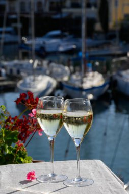 Port Grimaud limanında bir bardak soğuk beyaz şarap. Fransız Riviera 'sında yaz tatili.