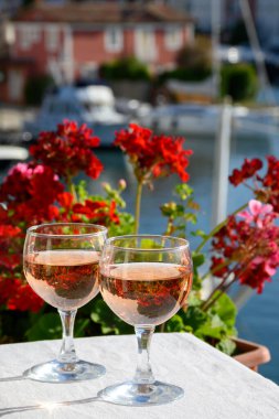 Port Grimaud limanında yat limanında soğuk gül Cote de Provence şarabı, Fransa 'nın Provence şehrinde Fransız Rivierası' nda yaz tatili.