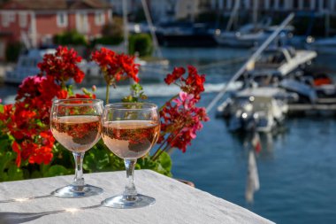 Port Grimaud limanında yat limanında soğuk gül Cote de Provence şarabı, Fransa 'nın Provence şehrinde Fransız Rivierası' nda yaz tatili.
