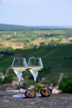 Sancerre Chavignol üzüm bağlarından alınmış beyaz şarap kadehleri ve Sancerre köyü yakınlarındaki çakıl taşı toprağı örneği, Cher, Loire vadisi, Fransa.