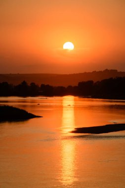 Pont de Pouilly-sur-Loire Köprüsü 'nden kaynaktan 496 km, Pouilly-sur-loire yakınlarındaki Loire Nehri' nden 496 km uzaklıkta.