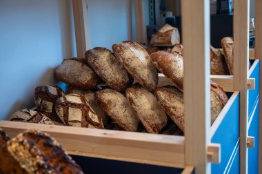 Bordeaux 'daki Fransız esnaf fırını, çavdar ve buğday ekmeği ve baget, Fransa, Fransız yemeği.