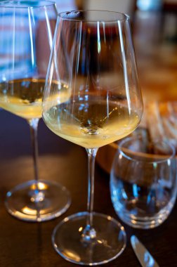 Sauternes 'de Bordeaux şarabı tatmak, Gironde Estuary, Fransa' nın sol kıyısında. Restoranda servis edilen beyaz tatlı Fransız şarabı.