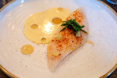 En lezzetli balıklardan oluşan beyaz fileto John Dory, St Pierre veya Peter 's balığı Fransa' nın Bordeaux bölgesindeki lüks restoranda kabuklu balık sosuyla servis edilir.