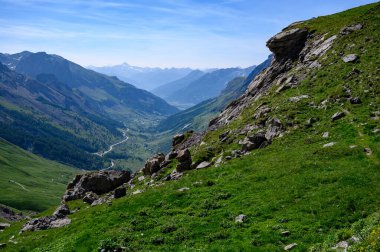 Dağlar ve yeşil alp çayırları Col du Lautaret, Massif des Ecrins, Hautes Alpes, Fransa yakınlarındaki yazlık alanları