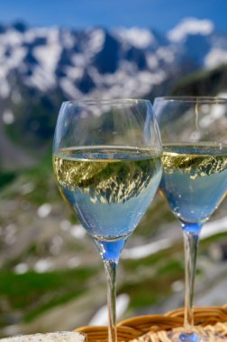 Peynir ve şarap, Savoy bölgesinden beyaz Roussette de Savoie veya Vin de Savoie şarabı Col du Galibier sınırında servis edilen peynirli Alpes Dağları manzaralı