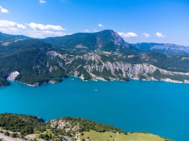 Serre-Poncon 'un mavi gölü üzerindeki hava manzarası, Hautes-Alpes ve Haute-de-Haute Provence departmanları arasındaki rezervuar sınırı, Batı Avrupa' nın en büyük bölümlerinden biri.