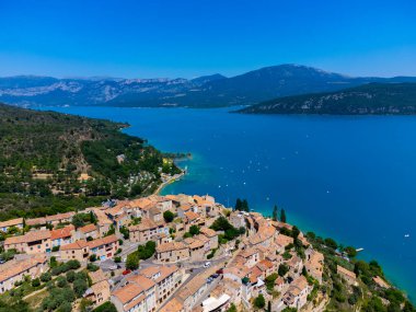 Serre-Poncon 'un mavi gölü üzerindeki hava manzarası, Hautes-Alpes ve Haute-de-Haute Provence departmanları arasındaki rezervuar sınırı, Batı Avrupa' nın en büyük bölümlerinden biri.