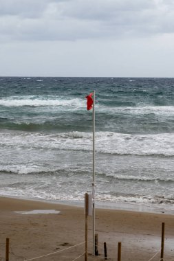 Ortaçağ 'ın küçük turistik kıyı kasabası Sperlonga' nın kumlu sahillerinde fırtına ve yaz tatillerinde gündoğumunda Latin, İtalya 'da deniz kıyıları