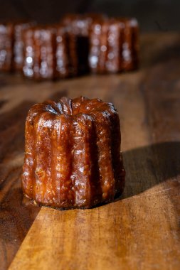 Canele, romlu ve vanilyalı Fransız pastası, yumuşak ve yumuşak muhallebi merkezi ve koyu, Bordeaux bölgesinin karamelize edilmiş kabuk spesiyali, Fransa kapat.
