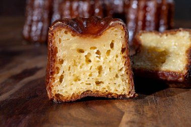 Canele, romlu ve vanilyalı Fransız pastası, yumuşak ve yumuşak muhallebi merkezi ve koyu, Bordeaux bölgesinin karamelize edilmiş kabuk spesiyali, Fransa kapat.