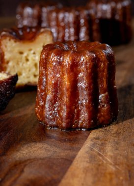 Canele, romlu ve vanilyalı Fransız pastası, yumuşak ve yumuşak muhallebi merkezi ve koyu, Bordeaux bölgesinin karamelize edilmiş kabuk spesiyali, Fransa kapat.