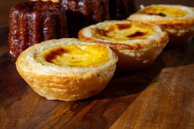 Avrupa tatlısı, Portekiz 'in geleneksel tatlı tatlısı Pastel de nata yumurta kremalı tart pastası ve Bordeaux' nun romlu Fransız kanalı.