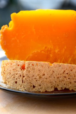 Fransız peyniri Mimolette 'in parçaları, Lille' de özel peynir akarları tarafından yapılan grimsi körfezle üretiliyor.