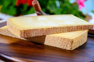 Fransız peyniri kontu, üç çeşit, 1 yıl olgunlaşmış prestij, meyveli meyve aromalı meyve ve Vieille Rezervi yakın plan.