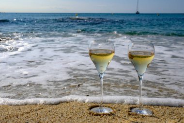 Provence 'de yaz zamanı, iki bardak soğuk şampanya. Güneşli bir günde Saint-Tropez yakınlarındaki kumlu plajda köpüklü şarap. Var Bölümü, Fransa' da tatil.