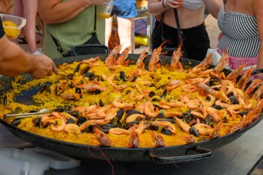 Fransa 'da sokak yemekleri, taze rengarenk paella pilav ve deniz ürünleri sokak pazarında yenmeye hazır.