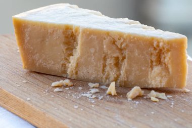 Geleneksel İtalyan yemekleri - 36 aylık mağaralarda Parma, Parmigiano-Reggiano, İtalya 'dan İtalyan parmesanlı sert inek sütlü peyniri