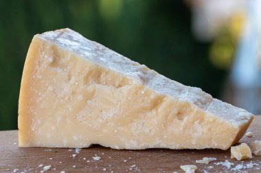 Geleneksel İtalyan yemekleri - 36 aylık mağaralarda Parma, Parmigiano-Reggiano, İtalya 'dan İtalyan parmesanlı sert inek sütlü peyniri