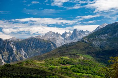Picos de Europa 'nın Macizo Orta Bölgesi' nde yer alan Paleozoik Çağ 'dan kalma kireçtaşı zirvesi Naranjo de Bulnes veya Picu Urriellu' nun panoramik görüntüsü, Kuzey İspanya 'nın Asturias sıradağları