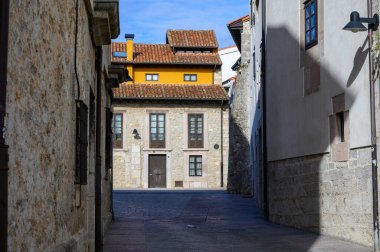 Asturias 'ın Yeşil Sahili' nde tatil, İspanya 'nın kuzeyinde eski limanı olan Llanes turistik şehri manzarası..