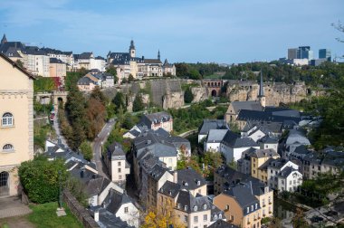 Lüksemburg veya Lüksemburg 'un başkenti Lüksemburg' un manzarası ve Avrupa Birliği 'nin sonbaharda fiili başkentlerinden biri
