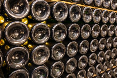 Moezel, Moselle ya da Musel Nehri olarak da bilinen Moezel kıyısındaki Lüksemburg ülkesinin güney kesiminde geleneksel köpüklü şarap üretim metodu.