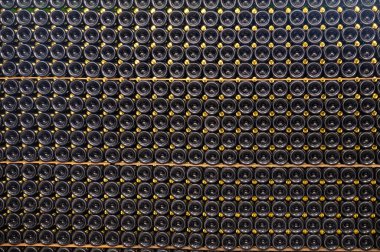 Moezel, Moselle ya da Musel Nehri olarak da bilinen Moezel kıyısındaki Lüksemburg ülkesinin güney kesiminde geleneksel köpüklü şarap üretim metodu.