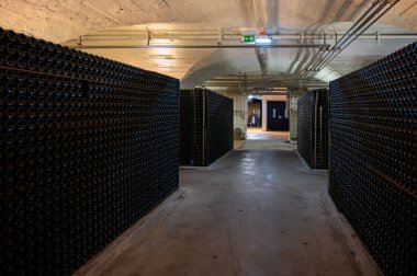 Moezel, Moselle ya da Musel Nehri olarak da bilinen Moezel kıyısındaki Lüksemburg ülkesinin güney kesiminde geleneksel köpüklü şarap üretim metodu.