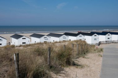 Plaj tatili ve kumsalda tatil, Katwijk-on-zee, Kuzey Denizi, Hollanda 'da deniz kıyısındaki ahşap kulübeler.