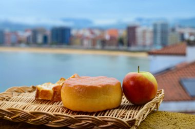 Pria, Asturias 'tan İspanyol füme inek peyniri, San Lorenzo plajında ve Gijon' da gezinti alanında manzaralı servis edildi.