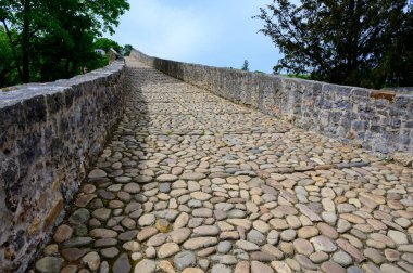 Cangas de Onis, eski Roma harabeleri ve köprüsü olan dağ köyü, Picos de Europa dağları, Asturias, İspanya 'nın kuzeyi.