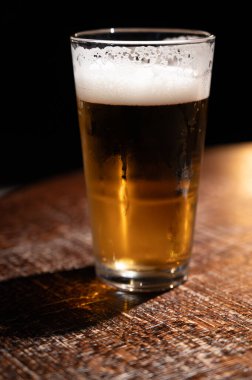 Eski İngiliz barında servis edilen soğuk taze İngiliz birası ve lager birası.