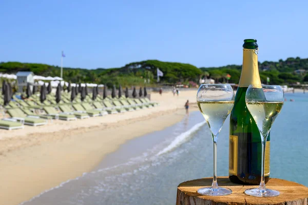 stock image Summer time in Provence, two glasses of cold champagne cremant sparkling wine on famous Pampelonne sandy beach near Saint-Tropez in sunny day, Var department, vanation in France