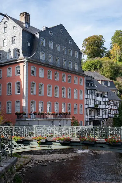 Nehrin kıvrımlarındaki eski renkli Alman şehri Monschau 'nun evleri ve caddeleri görünüyor ve tepelerin arasında saklanıyor, Eifel Ulusal Parkı, Almanya yazın.