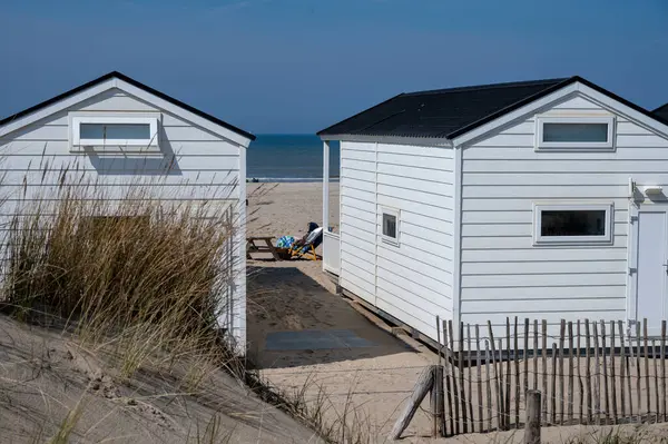 Plaj tatili ve kumsalda tatil, Katwijk-on-zee, Kuzey Denizi, Hollanda 'da deniz kıyısındaki ahşap kulübeler.
