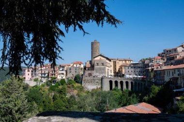 Küçük tarihi kasaba Nemi, volkanik krater gölü manzaralı yeşil Alban tepeleri manzaralı Nemi, Castelli Romani, İtalya yazın Roma yakınlarındaki