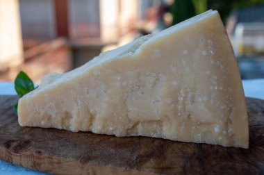 Geleneksel İtalyan yemekleri - 36 aylık mağaralarda Parma, Parmigiano-Reggiano, İtalya 'dan İtalyan parmesanlı sert inek sütlü peyniri