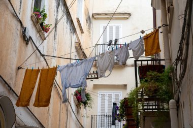 Orta çağ 'ın küçük turistik kasabası Sperlonga' da beyaz merdivenler ve eski evler yaz tatillerinde gündoğumunda Latin İtalya 'nın başkenti Sperlonga' da