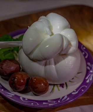 Peynir koleksiyonu, Puglia 'dan taze el yapımı İtalyan peyniri, mozarella ve kremadan yapılmış beyaz burratina peyniri.
