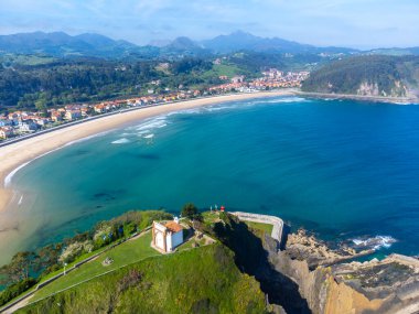 Havadan panoramik manzara, Costa Verde 'de tatil, Asturias' ın yeşil kıyısı, Ribadesella köyü, İspanya 'nın kuzeyinde kumlu plajlar..