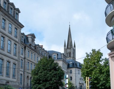 Limoges şehrinin, Haute-Vienne departmanının, Fransa 'nın ünlü porselen ve deri sanayiinin bulunduğu cadde ve ev manzaraları.