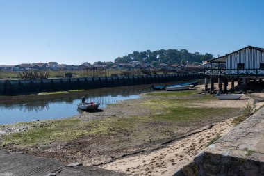Arcachon Körfezi 'ndeki sahil evleri, çok sayıda balıkçı teknesi ve istiridye çiftliği, Kaptan Ferret yarımadası, Fransa, Bordeaux' nun güneybatısında Fransa 'nın Atlantik kıyı şeridi boyunca uzanan, tatil beldesi
