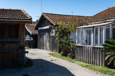 Eski balıkçıların evlerini ve istiridye çiftliklerini, Le Phare du Cap Ferret yakınlarındaki Arcachon Körfezi 'ni, Fransa' nın Bordeaux 'nun güneybatısındaki Cap Ferret yarımadasını, güneşli bir günde Fransa' nın Atlantik kıyı şeridini izleyin.